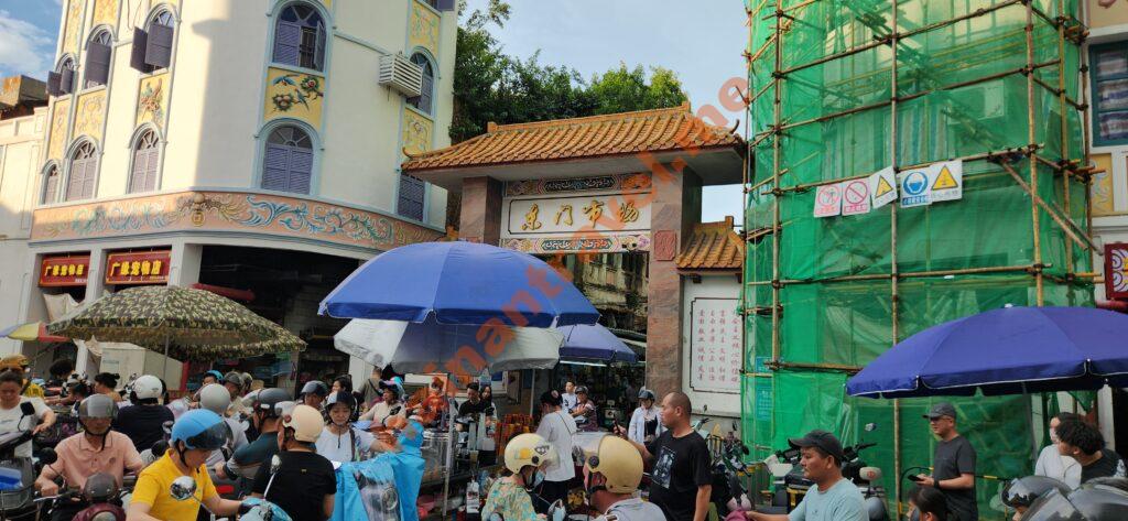 улица Дэшэнша Хайкоу — уличные лотки и аркады старого города