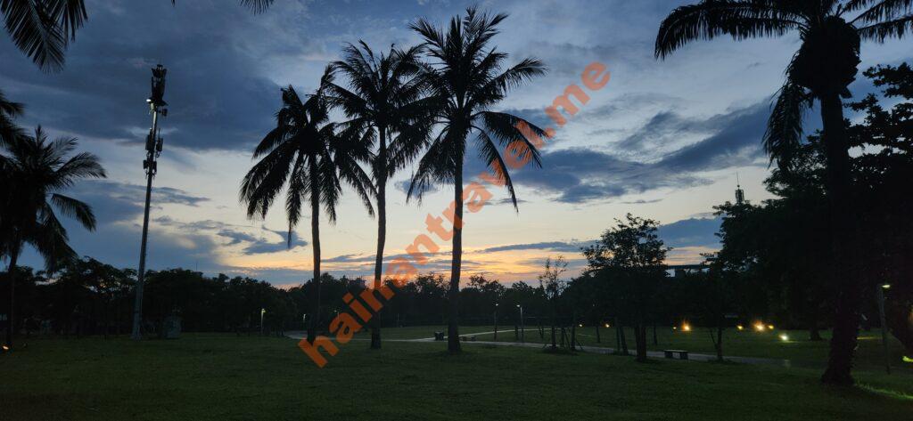 парк Хайкоу Ваньлюйюань — набережная и зелёные аллеи у моря