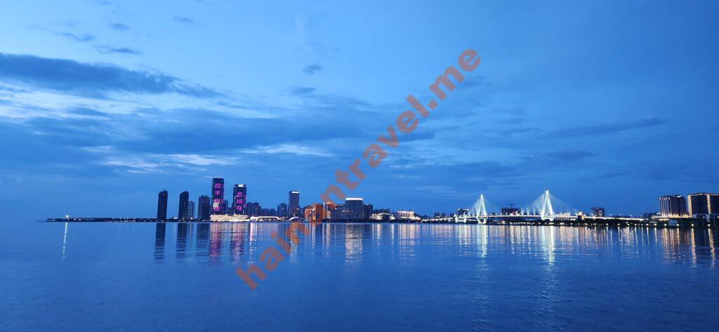 набережная Хайкоу вечером — огни города и залив