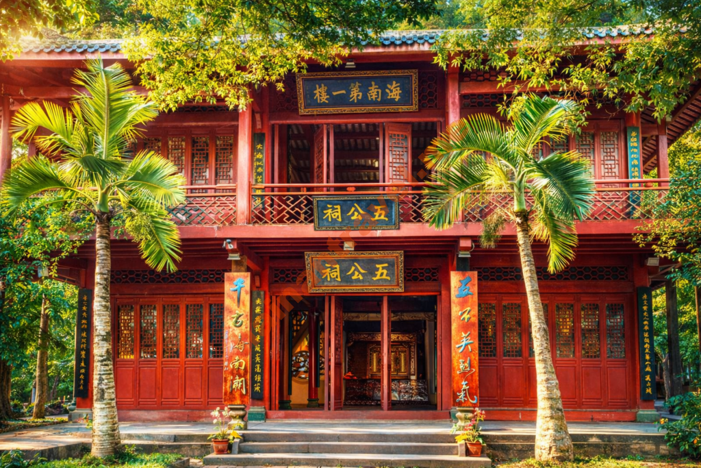 храм пяти чиновников Хайкоу — старинные павильоны в зелёном парке