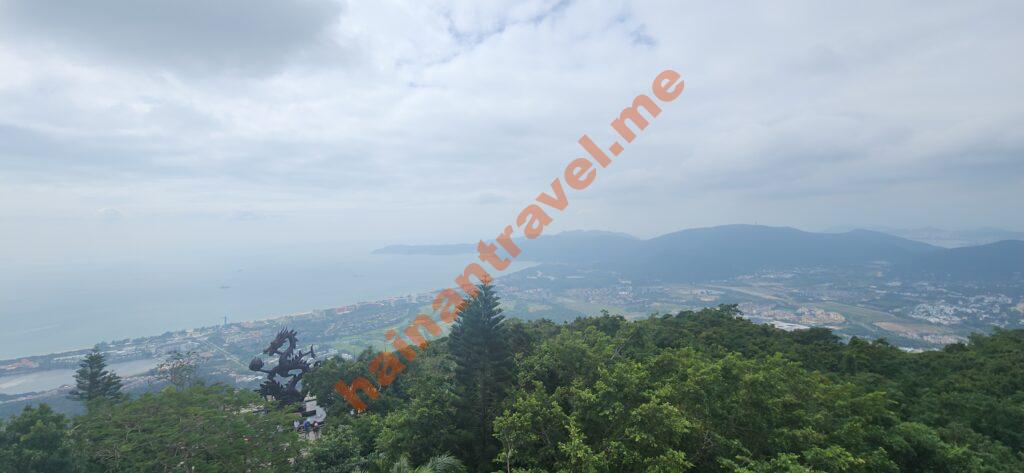 Статуя дракона в парке Ялунвань