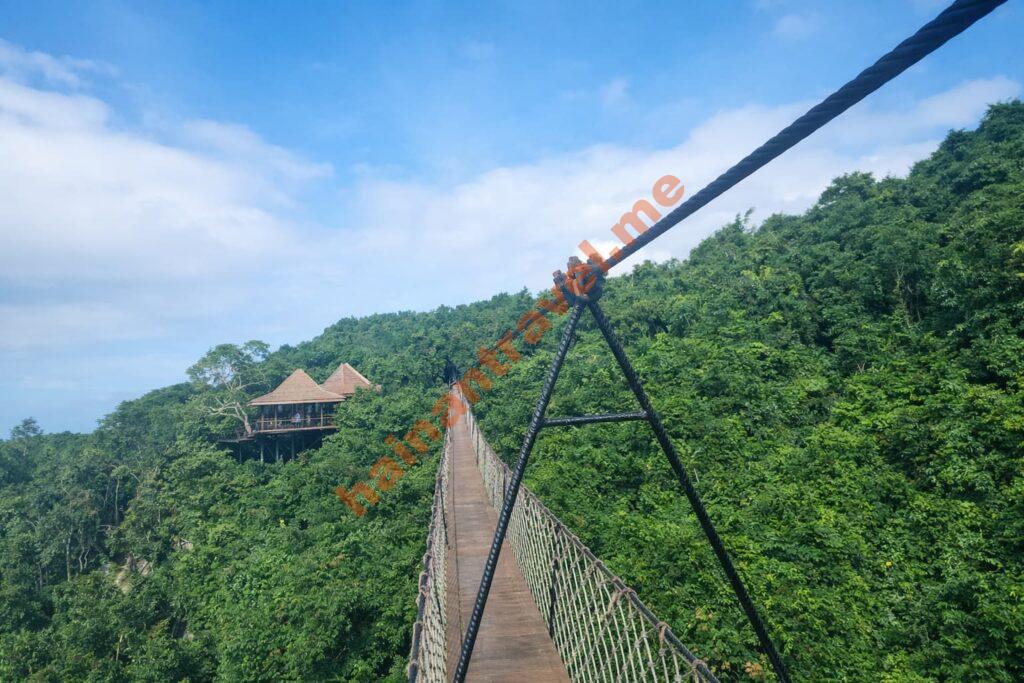 Подвесной мост в парке Ялог бэй Хайнань